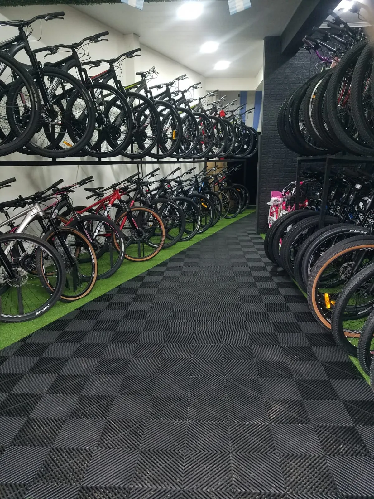 Piso modular NEXA en bicicletería - vista lateral