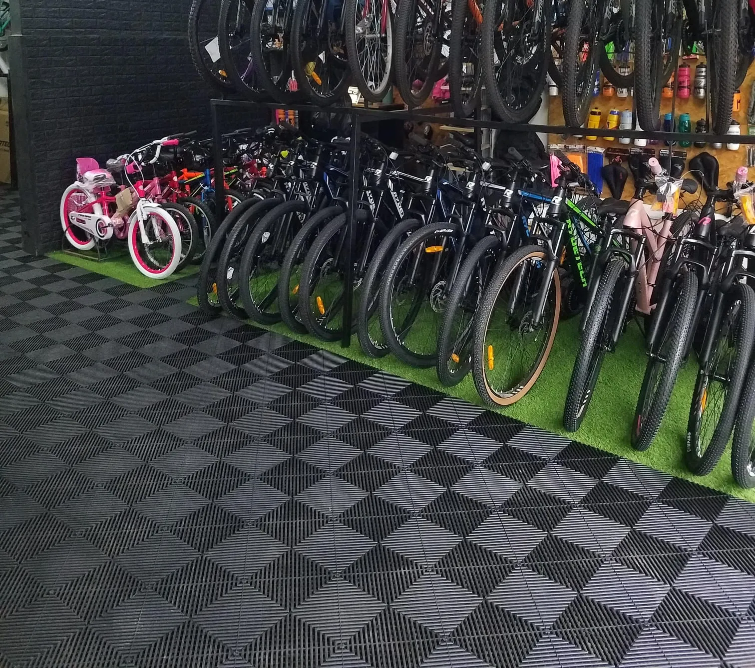 Piso modular NEXA en bicicletería - vista completa