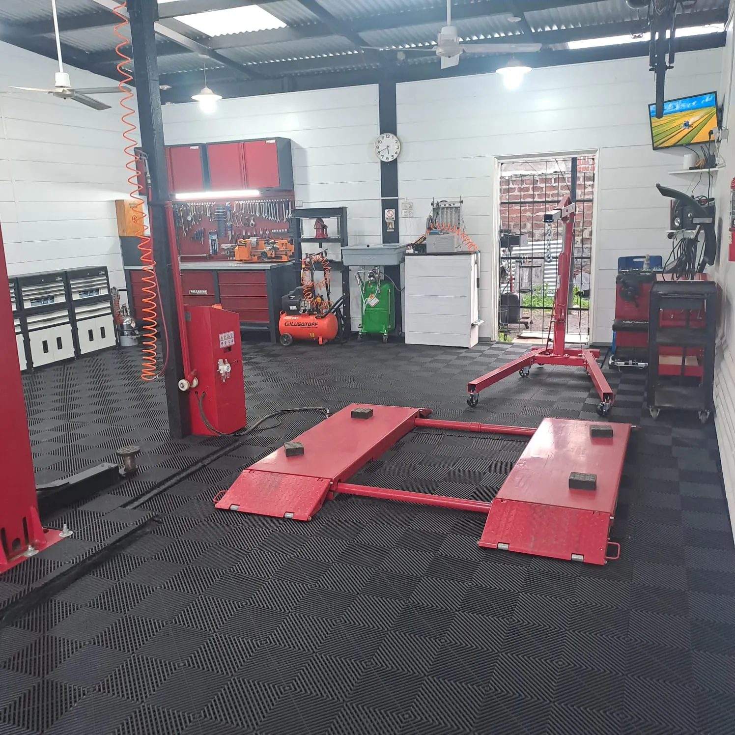 Taller con rampa sobre piso modular NEXA