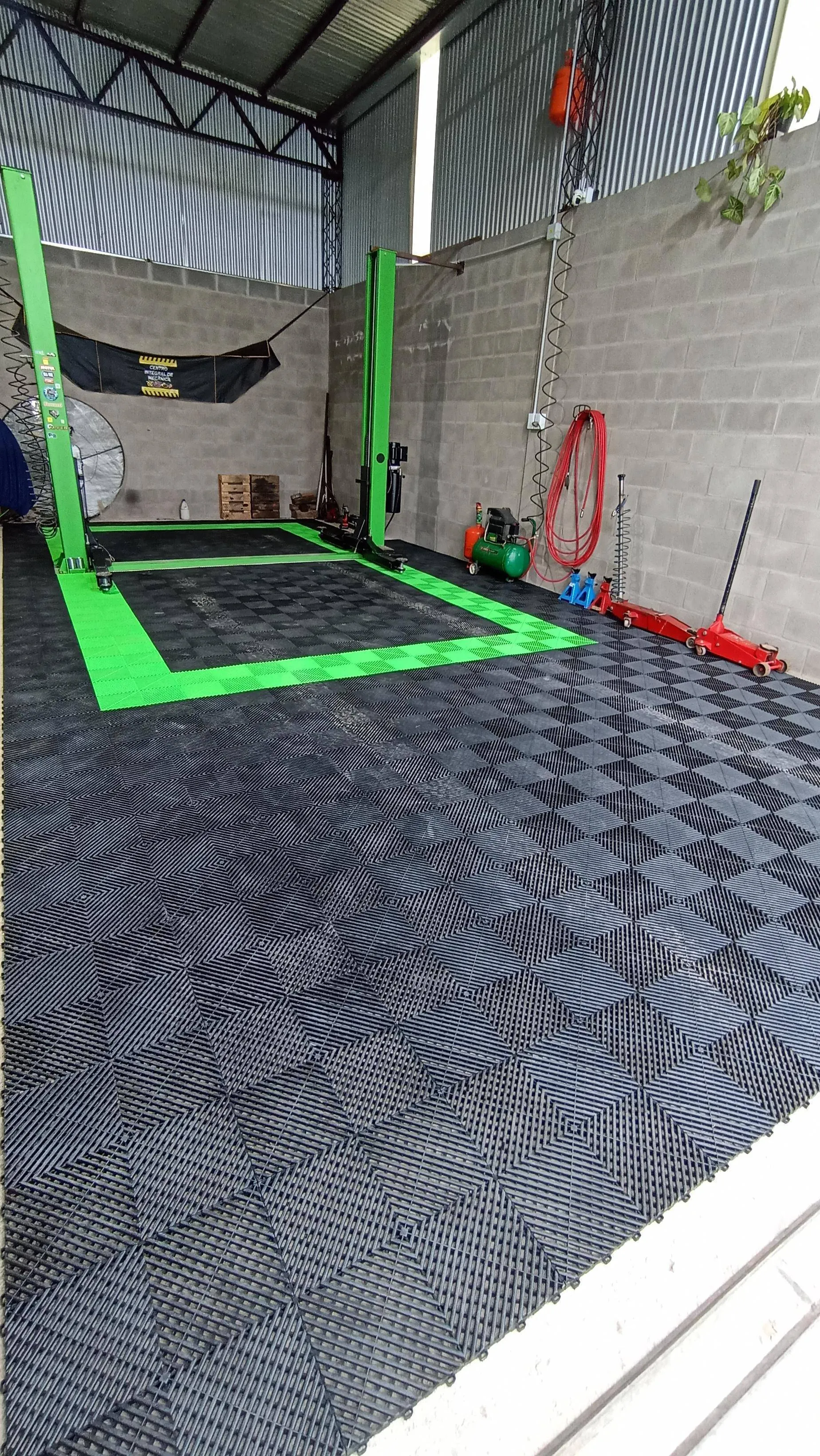 Piso modular NEXA instalado en taller mecánico